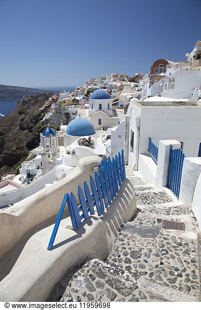 Klassischer Blick auf das Dorf Oia mit seinen blauen Kuppelkirchen und bunten Häusern  Oia  Santorin  Kykladen  Griechische Inseln  Griechenland  Europa