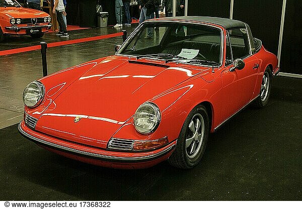 Klassischer Porsche 911 Ur-Targa  Porsche Targa von 1968  Messe Techno Classica Essen  Essen  Nordrhein-Westfalen  Deutschland  Europa