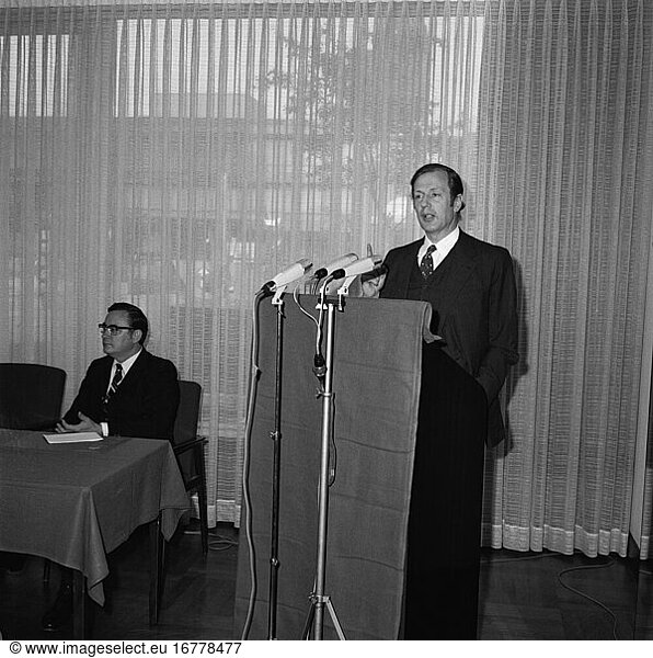 Klaus von Dohnanyi; Politician (SPD  1972–74 Federal Min. Of Education and Science)  born in 1928. Berlin (West)  May 31  1973: Secretary (Politics) Klaus von Dohnanyi speaks at the opening of the anniversary of the working community of the publishers  booksellers and librarians within the Friedrich Ebert Foundation. Photo.