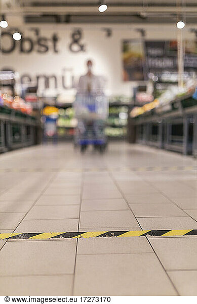 Klebeband auf Fliesenboden im Supermarkt