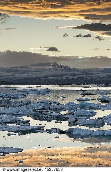 Kleine Eisberge in der Gletscherlagune Jökulsárlón bei Sonnenuntergang,  Südisland,  Islanda