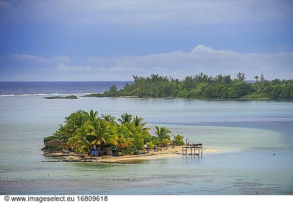 Kleine idyllische Insel Motu in Huahine Insel Gesellschaftsinseln  Französisch-Polynesien  Süden. Küstenlinie und Lagune der Insel Huahine in der Nähe der Maroe-Bucht  Südpazifik  Ozeanien.