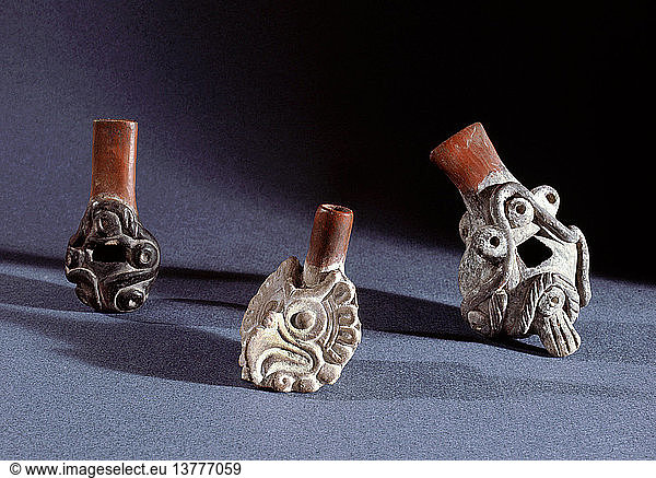 Kleine Keramikpfeifen  die von aztekischen Tänzern bei Festen verwendet wurden  um die Zeit zu markieren  Mexiko. Azteke.