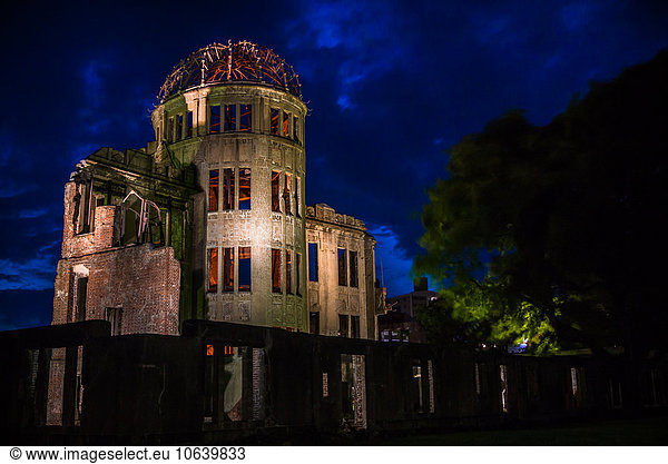 Kleine Menschengruppe Kleine Menschengruppen Kuppel stehend Gebäude Treffer treffen 1 Bombe Kuppelgewölbe Hiroshima Japan links