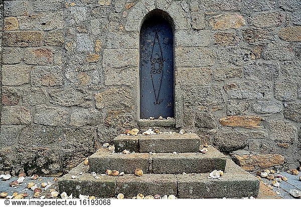 Kleine Tür in der Kirche von San Juan  Piornal  Caceres  Spanien.