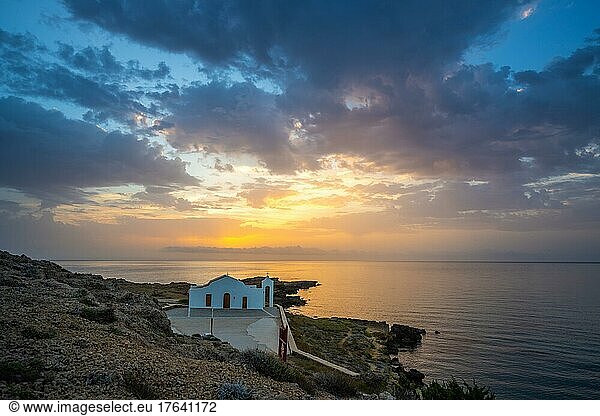 Kleine weiße griechische Kirche am Meer zum Sonnenaufgang. Schöne landschaftsaufnahme mit Blick zum Horizont  Chapel of Agios Nikolaos  zakyntos  griechenland
