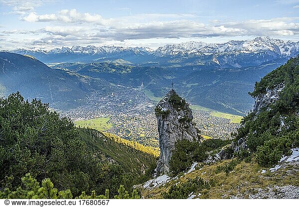 Kleiner Felsgipfel  Gipfelkreuz vor Garmisch-Partenkirchen  Wettersteingebirge  Bayern  Deutschland  Europa