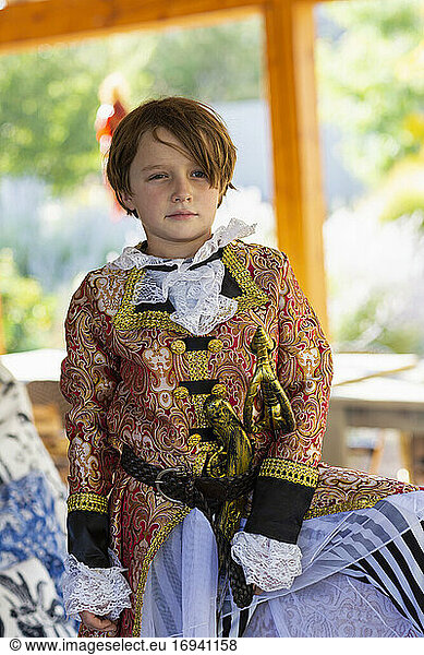 Kleiner Junge als Pirat verkleidet.