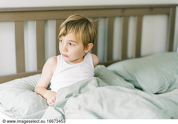 Kleiner Junge beim Aufwachen am Morgen
