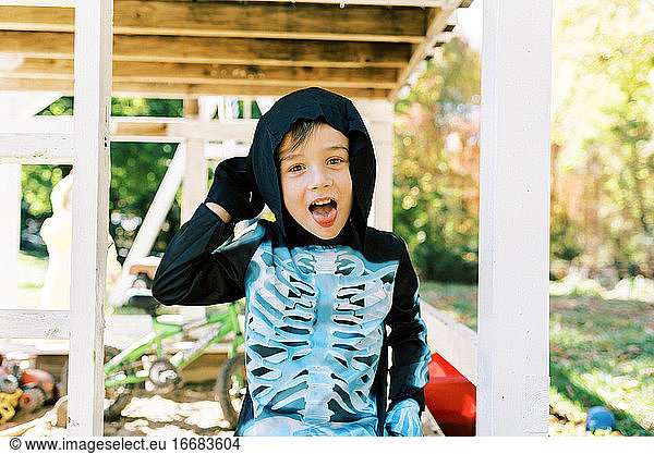 Kleiner Junge trägt ein Skelett-Halloween-Kostüm