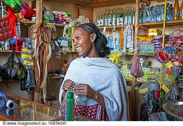Kleiner Laden in der Stadt Hawzen  Ost-Tigray  Äthiopien. Feierliche Geburt im Dorf Hawzen  in Abwesenheit der Gheralta-Berge. Die Feiern in diesen Fällen sind in der Regel zahlreich und umfassen oft die ganze Stadt. Injera und hausgemachtes Bier sind in der Regel vorhanden.