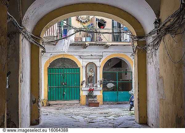 Kleiner Schrein im historischen Teil von Palermo  der Hauptstadt der autonomen Region Sizilien in Süditalien.