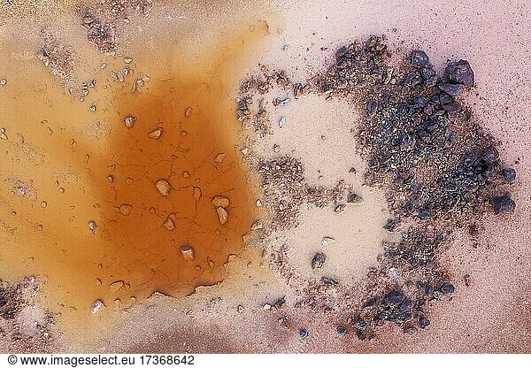 Kleiner Tümpel und extrem mineralhaltiger Boden im Bereich der Minen von Rio Tinto  die Farbe wird durch oxidierte Eisenminerale verursacht  Luftbild  Drohnenaufnahme  Provinz Huelva  Andalusien  Spanien  Europa