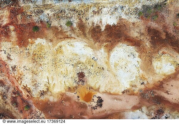 Kleiner Tümpel und extrem mineralhaltiger Boden im Bereich der Minen von Rio Tinto  die Farbe wird durch oxidierte Eisenminerale verursacht  Luftbild  Drohnenaufnahme  Provinz Huelva  Andalusien  Spanien  Europa