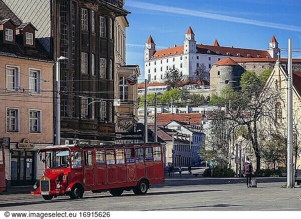 Kleiner Touristenbus in der Altstadt von Bratislava  Slowakei  mit der Burg von Bratislava im Hintergrund.