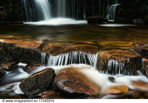 Kleiner Wasserfall auf dem Weg zum Blaen y Glyn Isaf Wasserfall  Brecon Beacons  Wales  England  Großbritannien  Europa