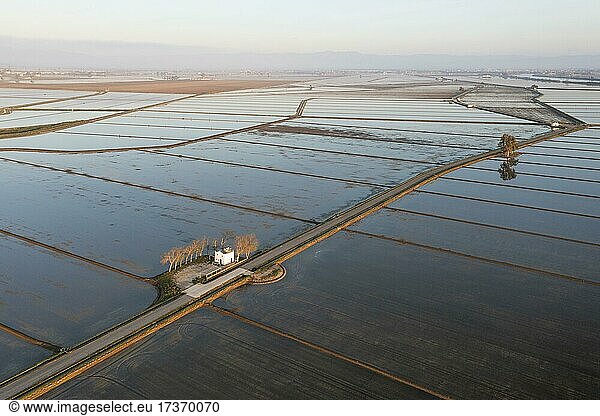 Kleines Bauernhaus inmitten überschwemmter Reisfelder im Mai  Luftbild  Drohnenaufnahme  Naturschutzgebiet Ebro-Delta  Provinz Tarragona  Katalonien  Spanien  Europa