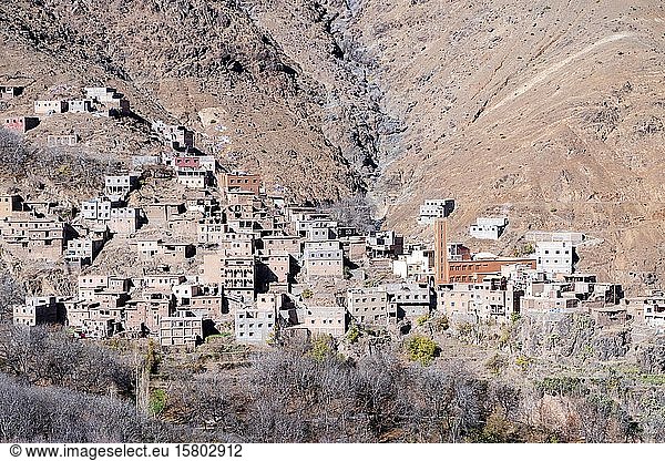 Kleines Berberdorf im Atlasgebirge  Marokko  Afrika
