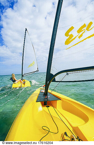 Kleines Boot mit Kat-Takelage  das vor den Florida Keys segelt; Florida Keys  Florida.