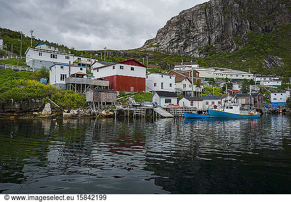 Kleines Dorf im Fjord in Neufundland
