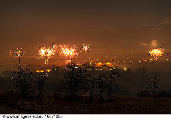 Kleines Dorf und Feuerwerk. Neujahr.