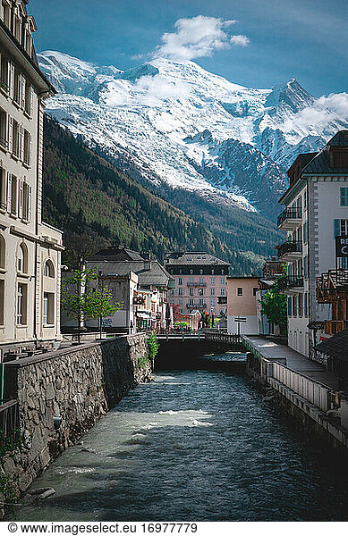 Kleines französisches Dorf unter den Alpen