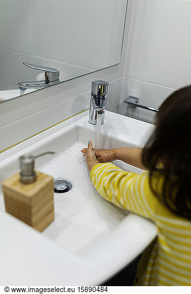 Kleines Mädchen  das sich die Hände wäscht