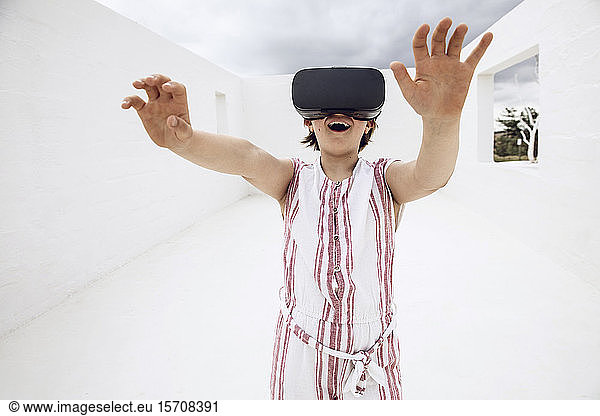 Kleines Mädchen entdeckt leeren Raum mit VR-Brille