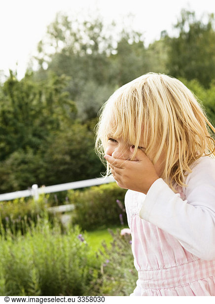Kleines Mädchen im Garten stehend