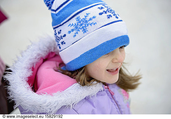 Kleines Mädchen im Winter im Freien