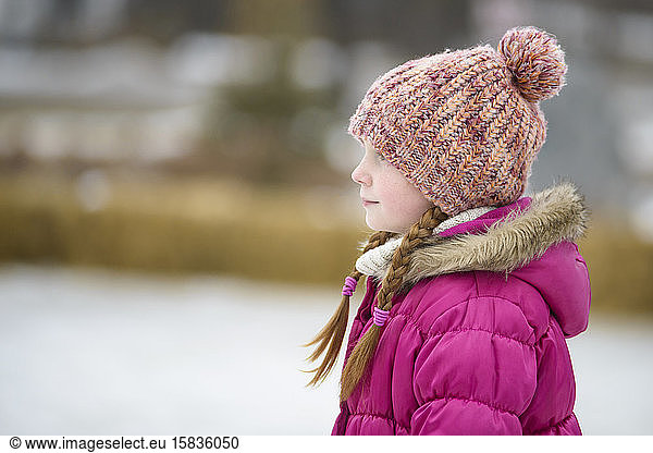 Kleines Mädchen im Winter im Freien