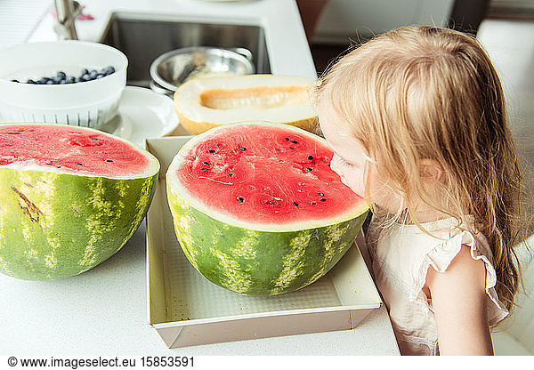 Kleines Mädchen isst eine Wassermelone