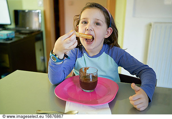 Kleines Mädchen isst Schokoladennachtisch