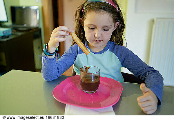 Kleines Mädchen isst Schokoladennachtisch