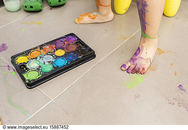 Kleines Mädchen malt mit Aquarellfarben