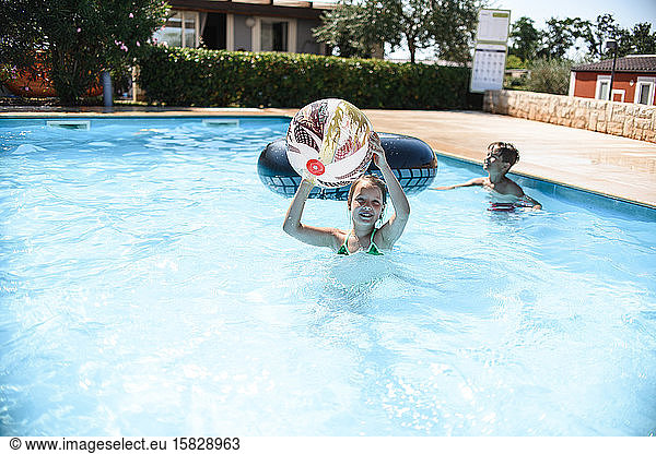 Kleines Mädchen schwimmt im Pool