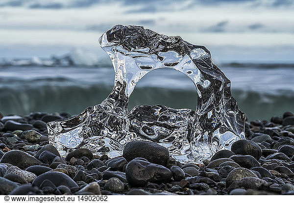 Kleines Stück geschmolzenes Gletschereis am Ufer des Ozeans in der Nähe von Jokulsarlon  Südküste von Island; Island