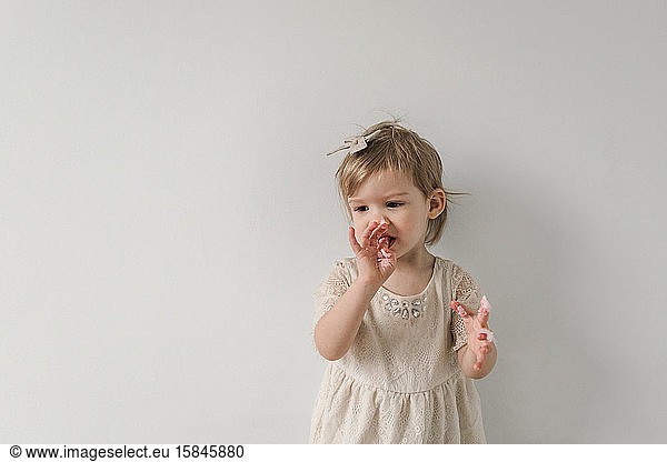 Kleinkind isst rosa Zuckerwatte