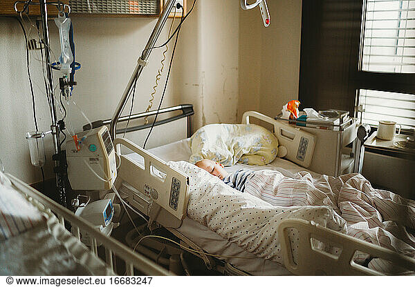 Kleinkind krank im Krankenhaus mit einem Coronavirus
