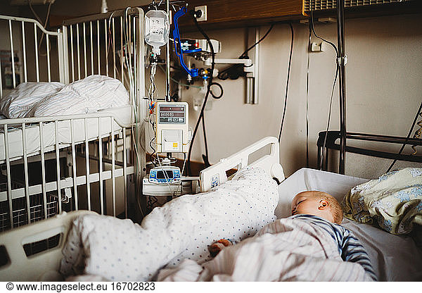 Kleinkind krank im Krankenhaus mit einem Coronavirus