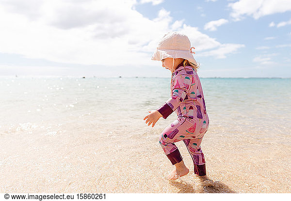 Kleinkind spielt im Meer