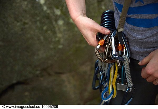Kletterer bereitet Sicherheitsgurt vor