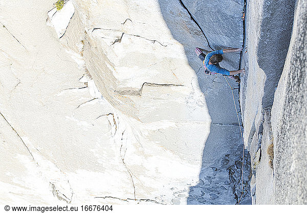 Kletterer im Vorstieg beim Klettern von Changing Corners on the Nose  Yosemite  Capitan
