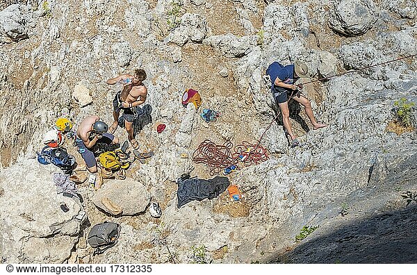 Kletterer machen Pause  Kalymnos  Dodekanes  Griechenland  Europa
