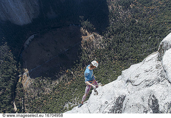 Kletterer schaut nach der Besteigung der Nase des El Capitan von oben nach unten