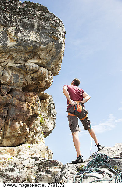 Kletterer untersucht Felsformation
