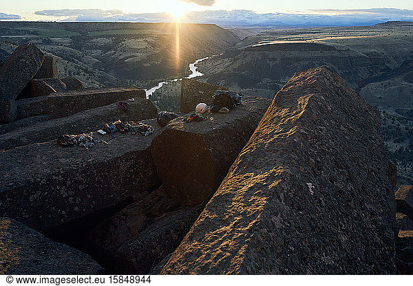 Klettergerüst am Fels bei Sonnenuntergang