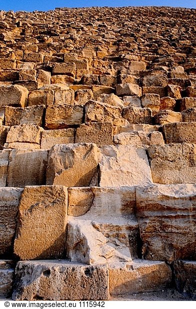 Klettern auf die Pyramiden (die streng verboten und gefährlich...). Gizeh (Cairo Vororte). Ägypten