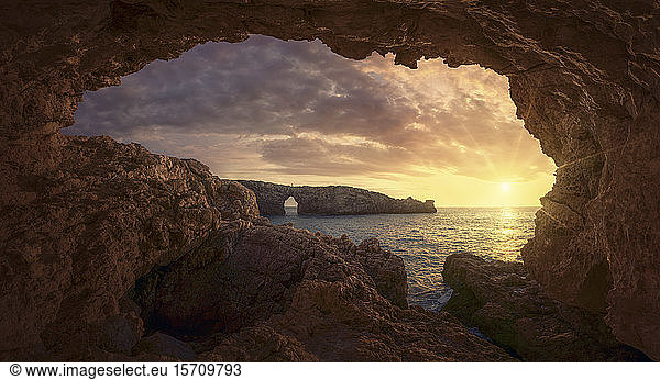 Klippen bei Sonnenuntergang  Menorca  Spanien
