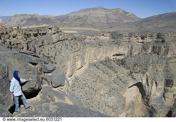 Klippen des Wadi Saydran  unten Dschabal Schams  Wüstung von Sap Bani Khamis ist auf Simsen oberhalb der großen Überhang  Höhepunkt des Jabal Akhdar Gebirge  nördlichen Oman  Naher Osten